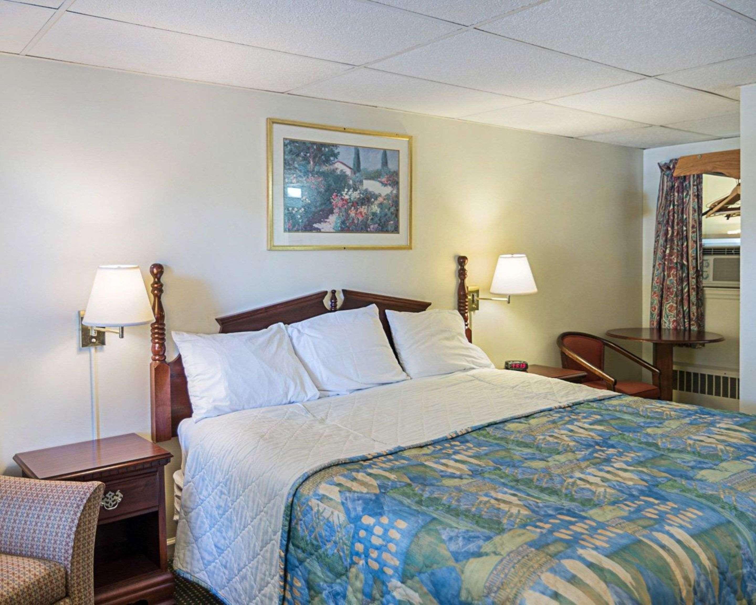 Rodeway Inn Westminster Экстерьер фото